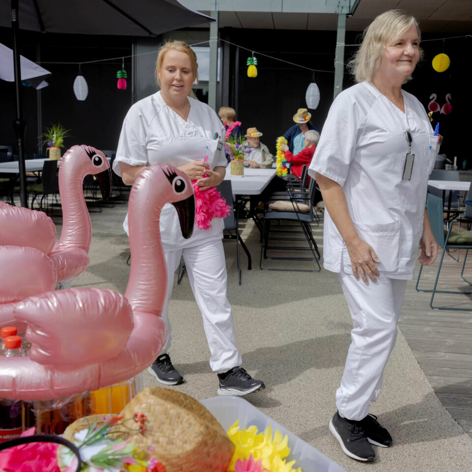 TIllitsvalgt Carina Eikeland (til venstre) og Eva Steinsvik trives godt på Sandsli, men synes det er intenst å jobbe fulltid som helsefagarbeidere. TIllitsvalgt Carina Eikeland (til venstre) og Eva Steinsvik trives godt på Sandsli, men synes det er intenst å jobbe fulltid som helsefagarbeidere.