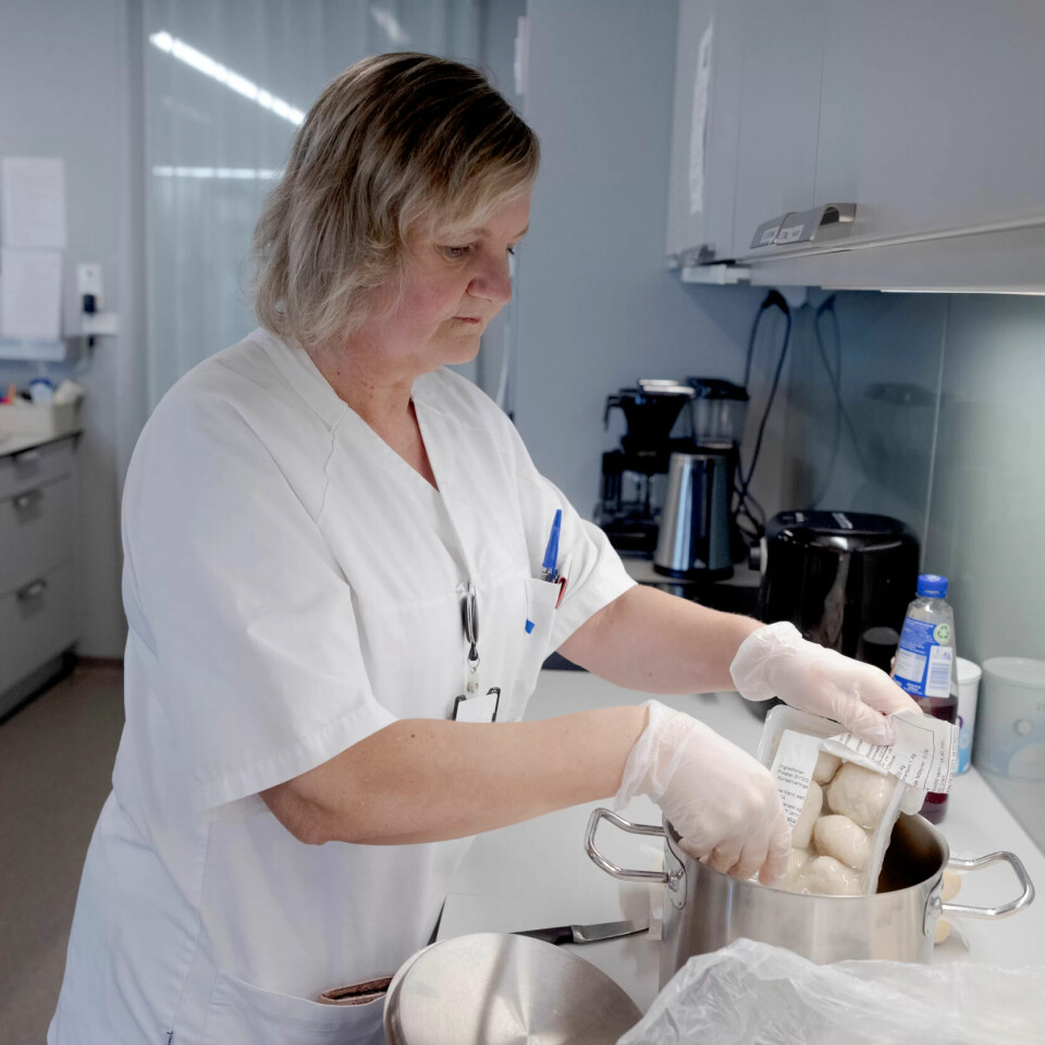 Helsefagarbeider Eva Steinsvik varmer raspeballer og saltkjøtt i vannbad til dagens middag. Helsefagarbeider Eva Steinsvik varmer raspeballer og saltkjøtt i vannbad til dagens middag.