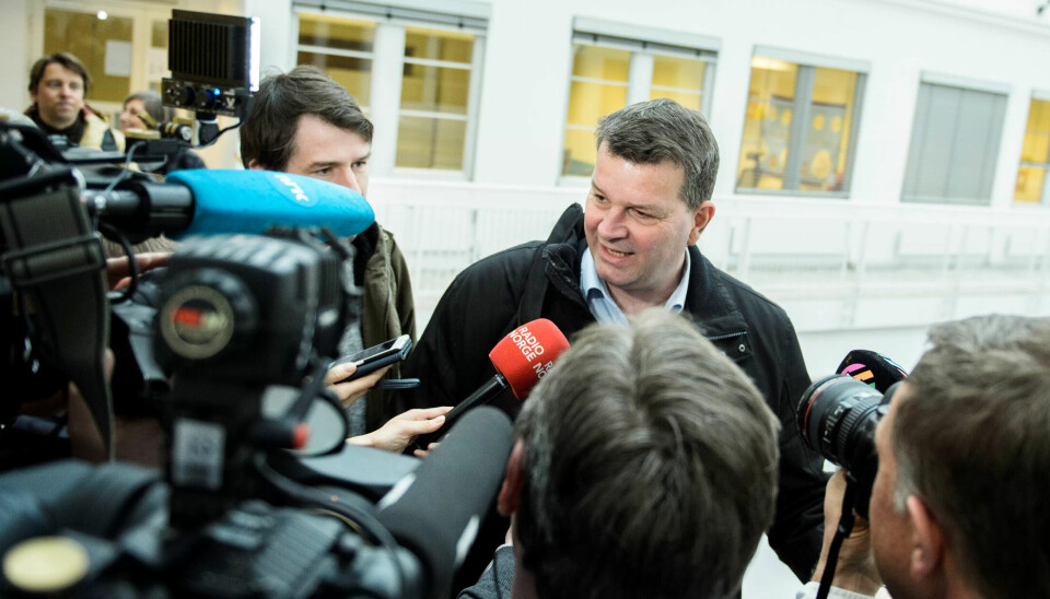 LO-leder Hans-Christian Gabrielsen møter pressen på vei inn til Riksmekleren. LO-leder Hans-Christian Gabrielsen møter pressen på vei inn til Riksmekleren.