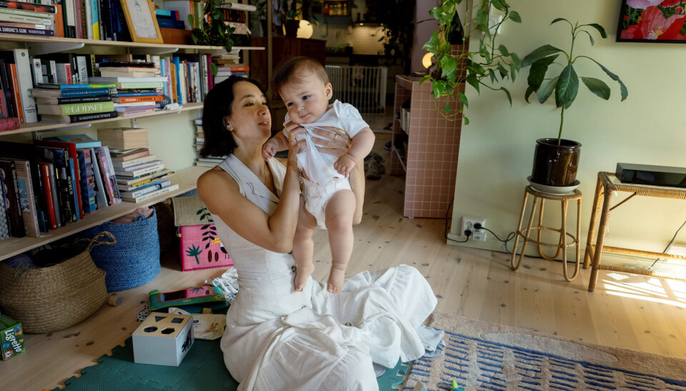 VIKTIG: Monica Goksøyr synes hun verdsettes mer for lønnsarbeid, enn for omsorg for babyen. Boka ble til på fritida, før sønnen ble født, etter arbeidsdager som jurist. VIKTIG: Monica Goksøyr synes hun verdsettes mer for lønnsarbeid, enn for omsorg for babyen. Boka ble til på fritida, før sønnen ble født, etter arbeidsdager som jurist.