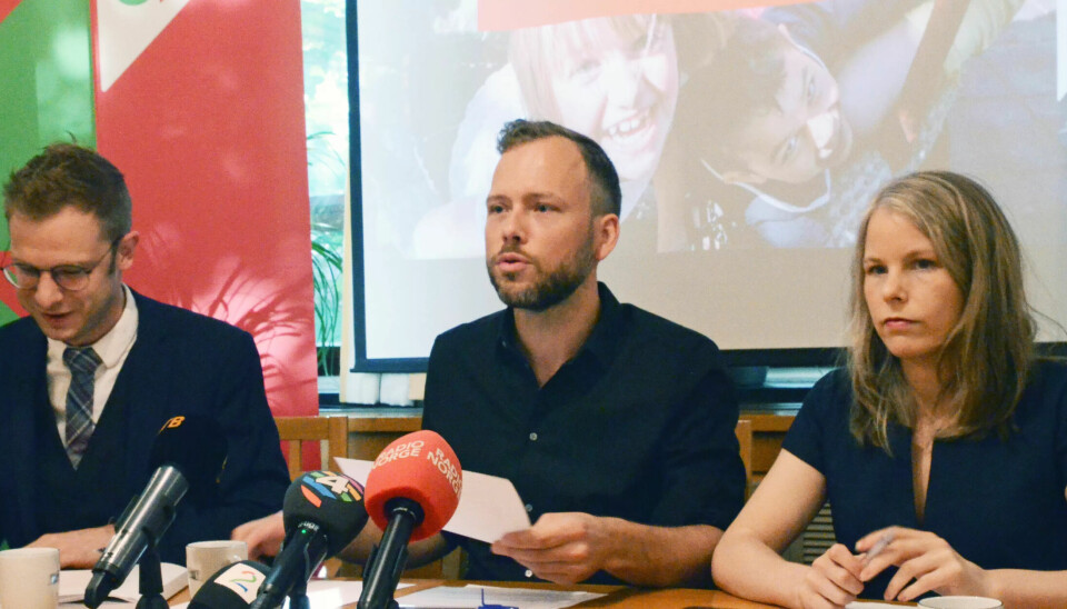 Barnevernspedagog og stortingspolitiker Kirsti Bergstø (til høyre på bildet) er skuffet over at Ap og Krf ikke støttet forslaget om å begrense profittmulighetene i barnevernet. Her på partiets sommerpressekonferanse sammen med Snorre Valen og Audun Lysbakken. Barnevernspedagog og stortingspolitiker Kirsti Bergstø (til høyre på bildet) er skuffet over at Ap og Krf ikke støttet forslaget om å begrense profittmulighetene i barnevernet. Her på partiets sommerpressekonferanse sammen med Snorre Valen og Audun Lysbakken.