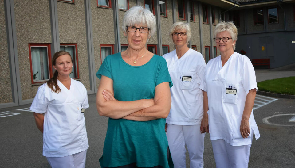 KJEMPER: Hjelpepleier Rita Olsen (f.v.), plasstillitsvalgt Lillian de Rezende, hjelpepleier Gurdrun Bø og fagansvarlig sykepleier Anlaug Sørhus frykter at mye kompetanse forsvinner hvis Storesund bu og behandlingsheim blir satt ut til private. KJEMPER: Hjelpepleier Rita Olsen (f.v.), plasstillitsvalgt Lillian de Rezende, hjelpepleier Gurdrun Bø og fagansvarlig sykepleier Anlaug Sørhus frykter at mye kompetanse forsvinner hvis Storesund bu og behandlingsheim blir satt ut til private.