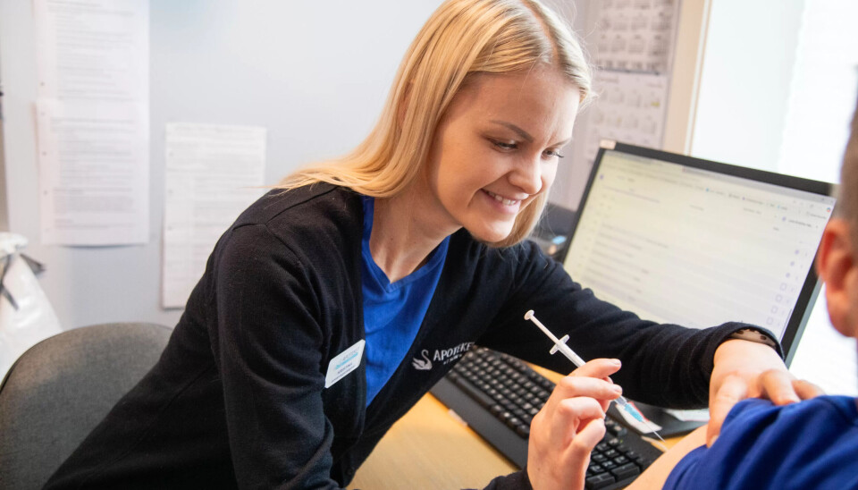 FRIVILLIG: Kristina er en av fem som setter vaksiner på apoteket. FRIVILLIG: Kristina er en av fem som setter vaksiner på apoteket.