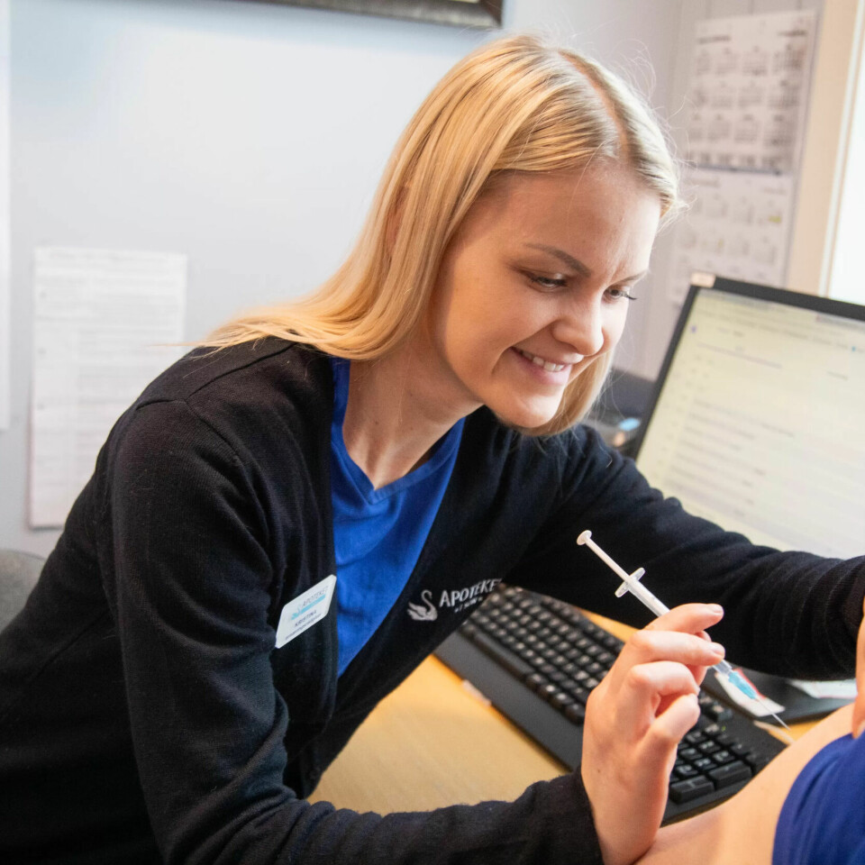 FRIVILLIG: Kristina er en av fem som setter vaksiner på apoteket. FRIVILLIG: Kristina er en av fem som setter vaksiner på apoteket.