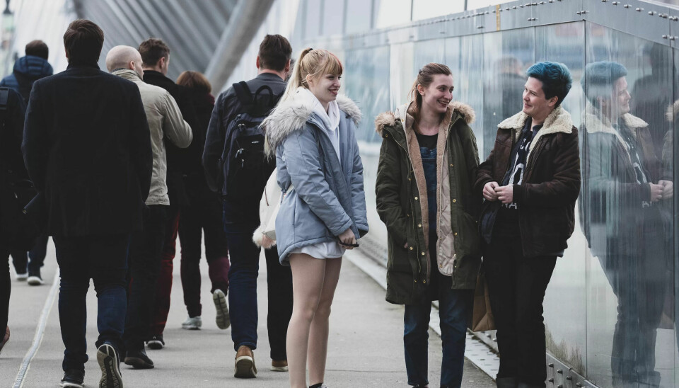 VENNER: Da han sa at han er mann, falt brikkene på plass for Daniels kusine Tiril Kehus (i midten). Hun møter ham i Oslo sammen med venninna Aki Herness. VENNER: Da han sa at han er mann, falt brikkene på plass for Daniels kusine Tiril Kehus (i midten). Hun møter ham i Oslo sammen med venninna Aki Herness.