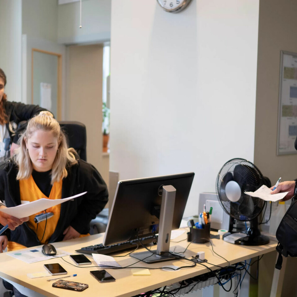 SENTRALEN: På vaktrommet til akuttovernattinga får John Asbjørn både viktig informasjon om ståa akkurat nå og plasthansker til å beskytte hendene mot sprøytespisser når han rydder rom. SENTRALEN: På vaktrommet til akuttovernattinga får John Asbjørn både viktig informasjon om ståa akkurat nå og plasthansker til å beskytte hendene mot sprøytespisser når han rydder rom.