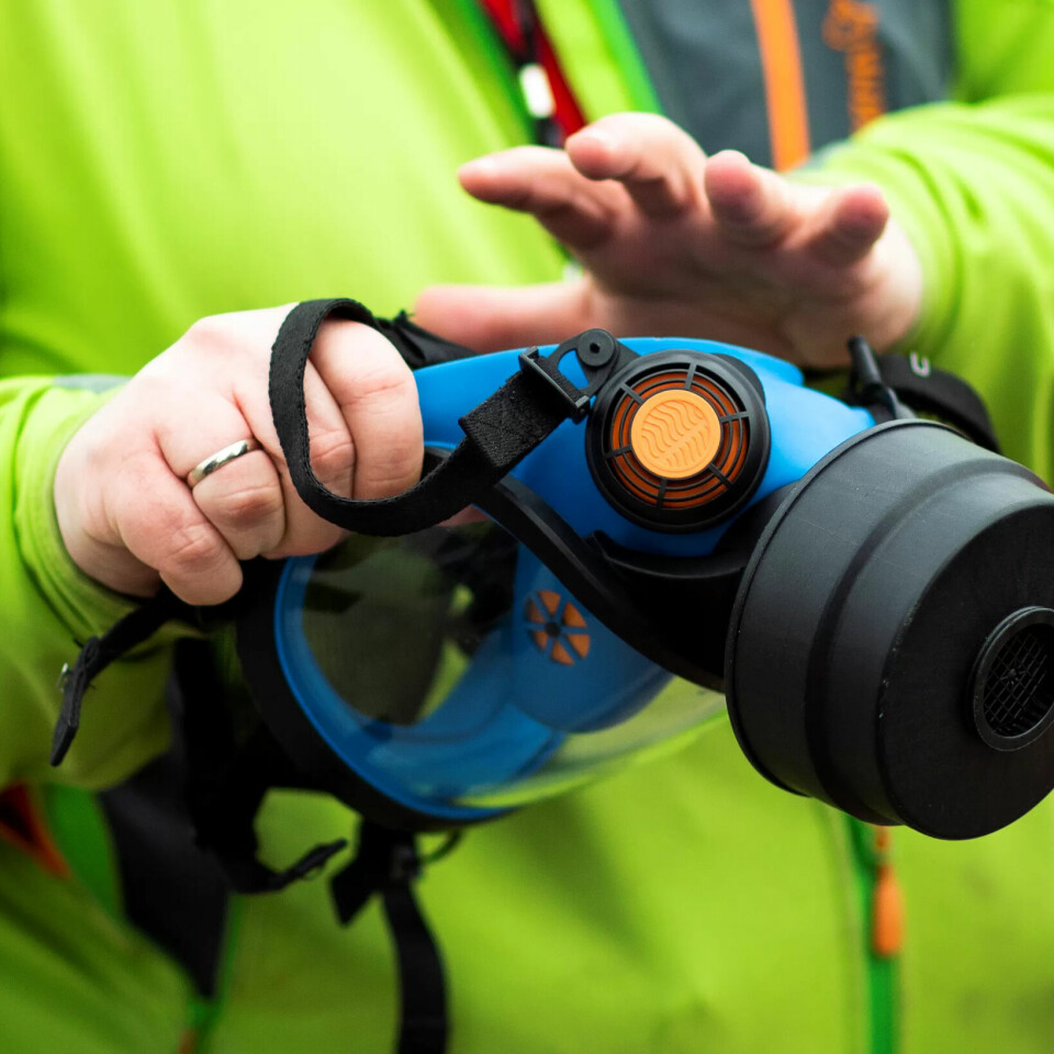 FORHOLDSREGLER: Paramedic Pål-Marius Johansen forklarer hvordan beskyttelsesmasken skal brukes. FORHOLDSREGLER: Paramedic Pål-Marius Johansen forklarer hvordan beskyttelsesmasken skal brukes.