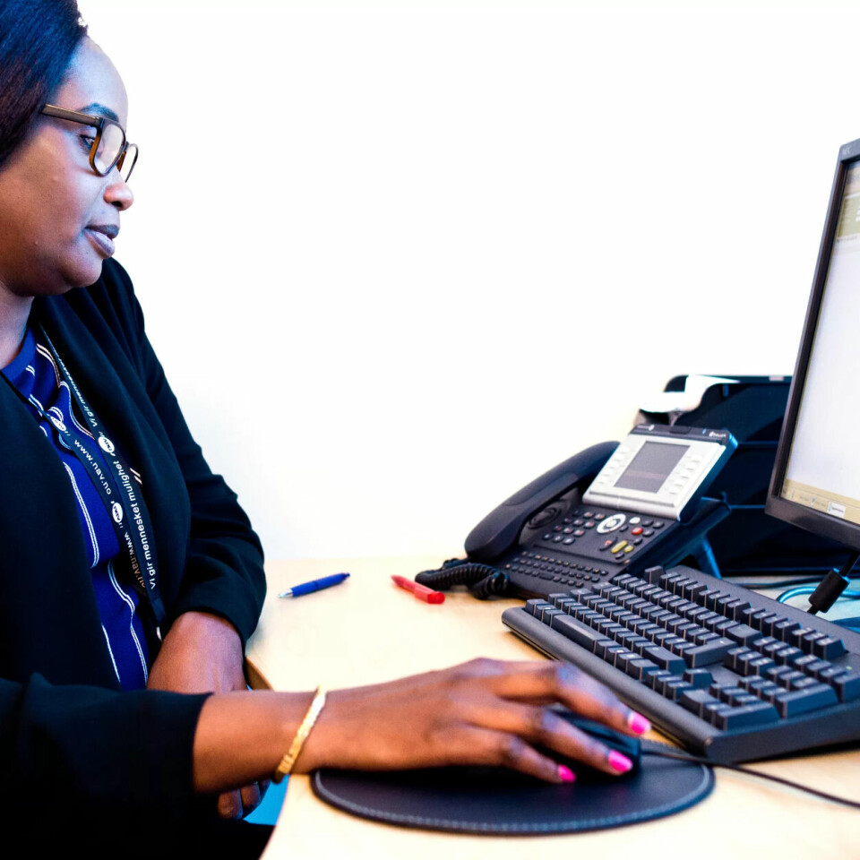 FÅR KONTAKT: Sosionom Margaret Ajith veileder brukere som sliter med å forstå NAVs nettsider. FÅR KONTAKT: Sosionom Margaret Ajith veileder brukere som sliter med å forstå NAVs nettsider.