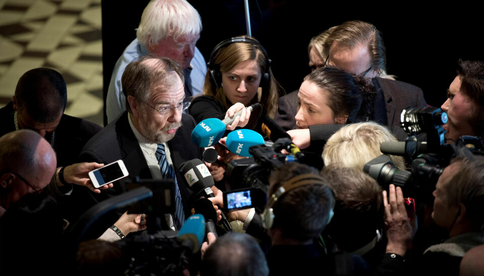 I NYHETENE: Riksmekler Nils Dalseide er sjelden på tv, unntatt når det er de store meklingeen. Men da er det mange som vil snakke med ham samtidig. I NYHETENE: Riksmekler Nils Dalseide er sjelden på tv, unntatt når det er de store meklingeen. Men da er det mange som vil snakke med ham samtidig.