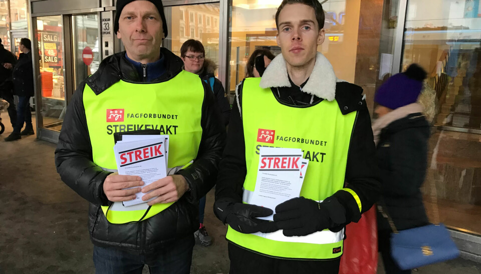 Håkon Aas og Erik Arnesen på plass som streikevakter utnefor LHLs hovedkontor i Oslo Håkon Aas og Erik Arnesen på plass som streikevakter utnefor LHLs hovedkontor i Oslo