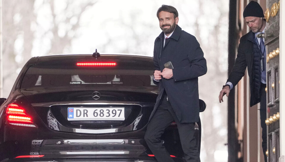 STATSRÅD: Her er daværende næringsminister Jan Christian Vestre på vei inn til et ekstraordinært statsråd. STATSRÅD: Her er daværende næringsminister Jan Christian Vestre på vei inn til et ekstraordinært statsråd.