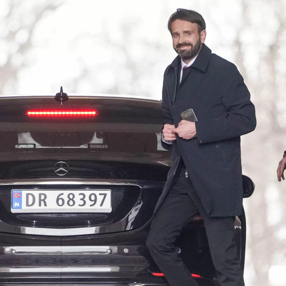 STATSRÅD: Her er daværende næringsminister Jan Christian Vestre på vei inn til et ekstraordinært statsråd. STATSRÅD: Her er daværende næringsminister Jan Christian Vestre på vei inn til et ekstraordinært statsråd.