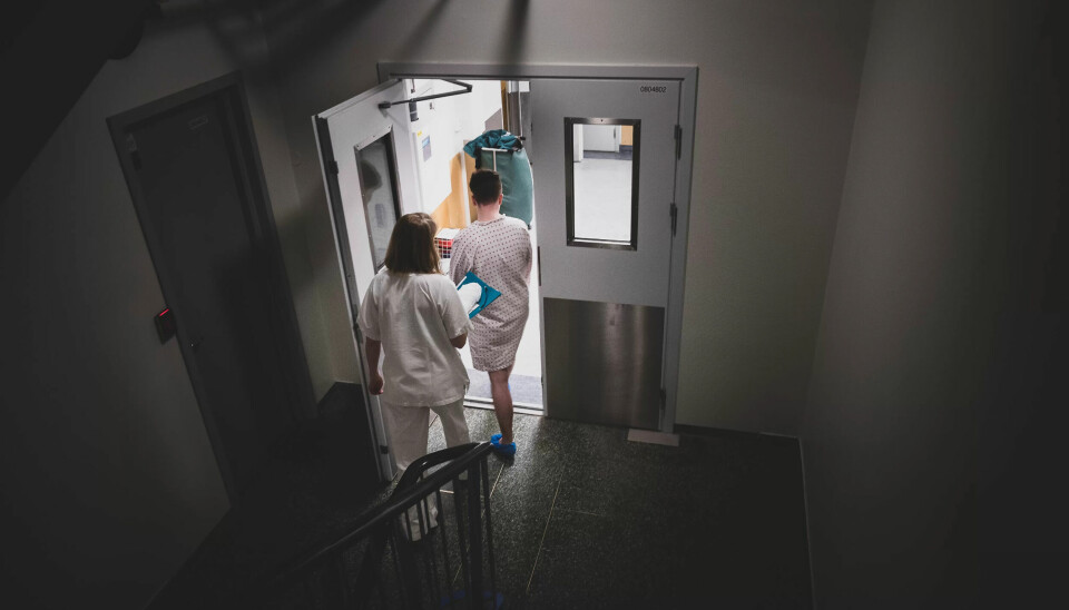 POINT OF NO RETURN: Kirurgen er klar. Med kniv og saks skal det kvinnelige bort. POINT OF NO RETURN: Kirurgen er klar. Med kniv og saks skal det kvinnelige bort.