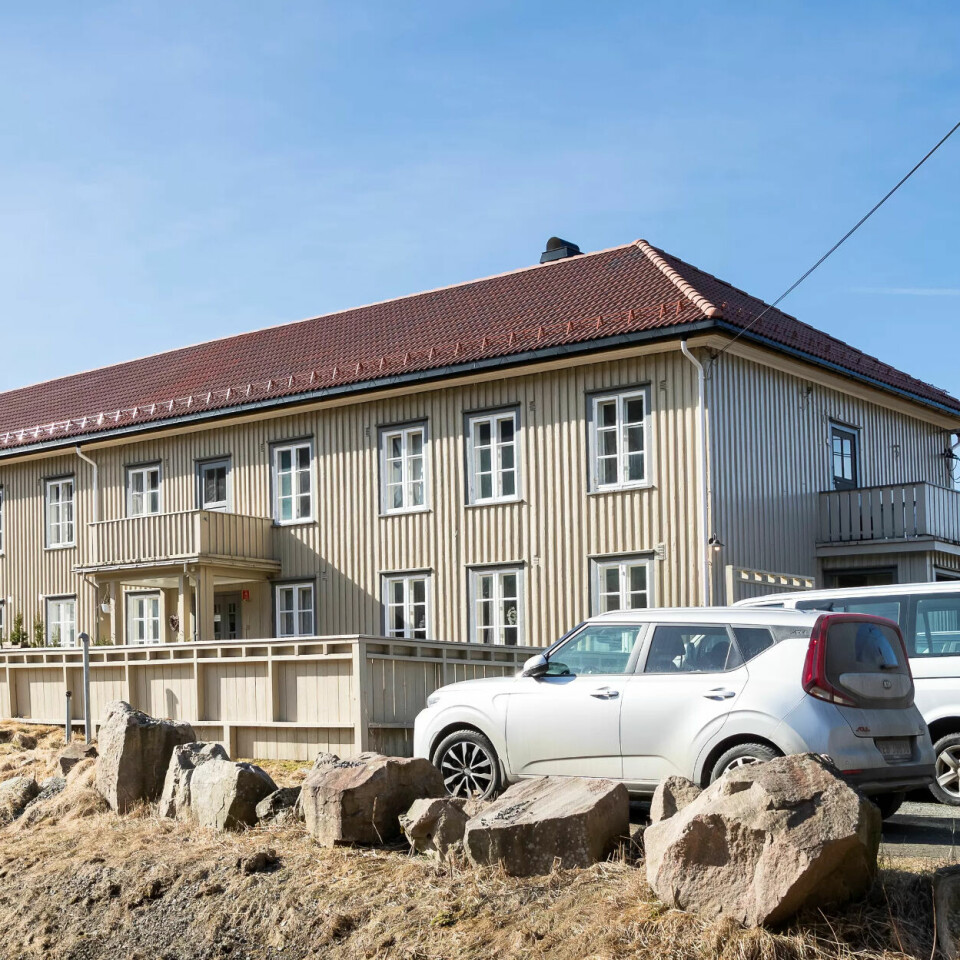 ENGLEGÅRD: Det er på dette tidligere pensjonatet selskapet Care Service AS drev rusrehabilitering fram til selskapet mistet retten til å drive i år. Flere av bilene på bildet er registrert til eiendomsselskapet Refsor, som tilhører Rune og Jørn Hellevik. Jørn Hellevik, som var styreleder i Care Service, er også styreleder for den nye Stiftelsen Holt Behandlingssenter, som har fått godkjennelse til å starte ny rehabiliteringsvirksomhet på stedet. ENGLEGÅRD: Det er på dette tidligere pensjonatet selskapet Care Service AS drev rusrehabilitering fram til selskapet mistet retten til å drive i år. Flere av bilene på bildet er registrert til eiendomsselskapet Refsor, som tilhører Rune og Jørn Hellevik. Jørn Hellevik, som var styreleder i Care Service, er også styreleder for den nye Stiftelsen Holt Behandlingssenter, som har fått godkjennelse til å starte ny rehabiliteringsvirksomhet på stedet.