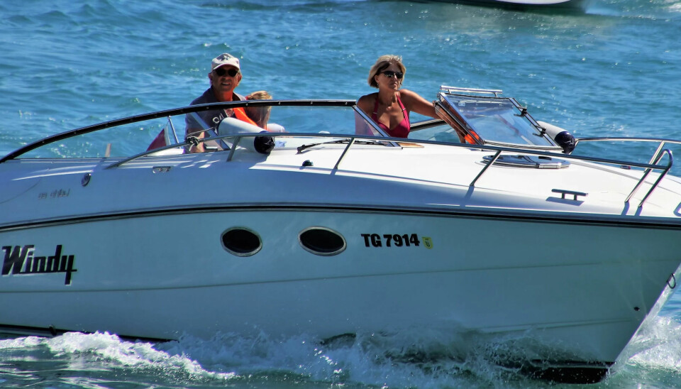 Den ene direktøren fikk disponere en båt av denne typen. Personene på bildet har ikke noe med saken å gjøre. Den ene direktøren fikk disponere en båt av denne typen. Personene på bildet har ikke noe med saken å gjøre.