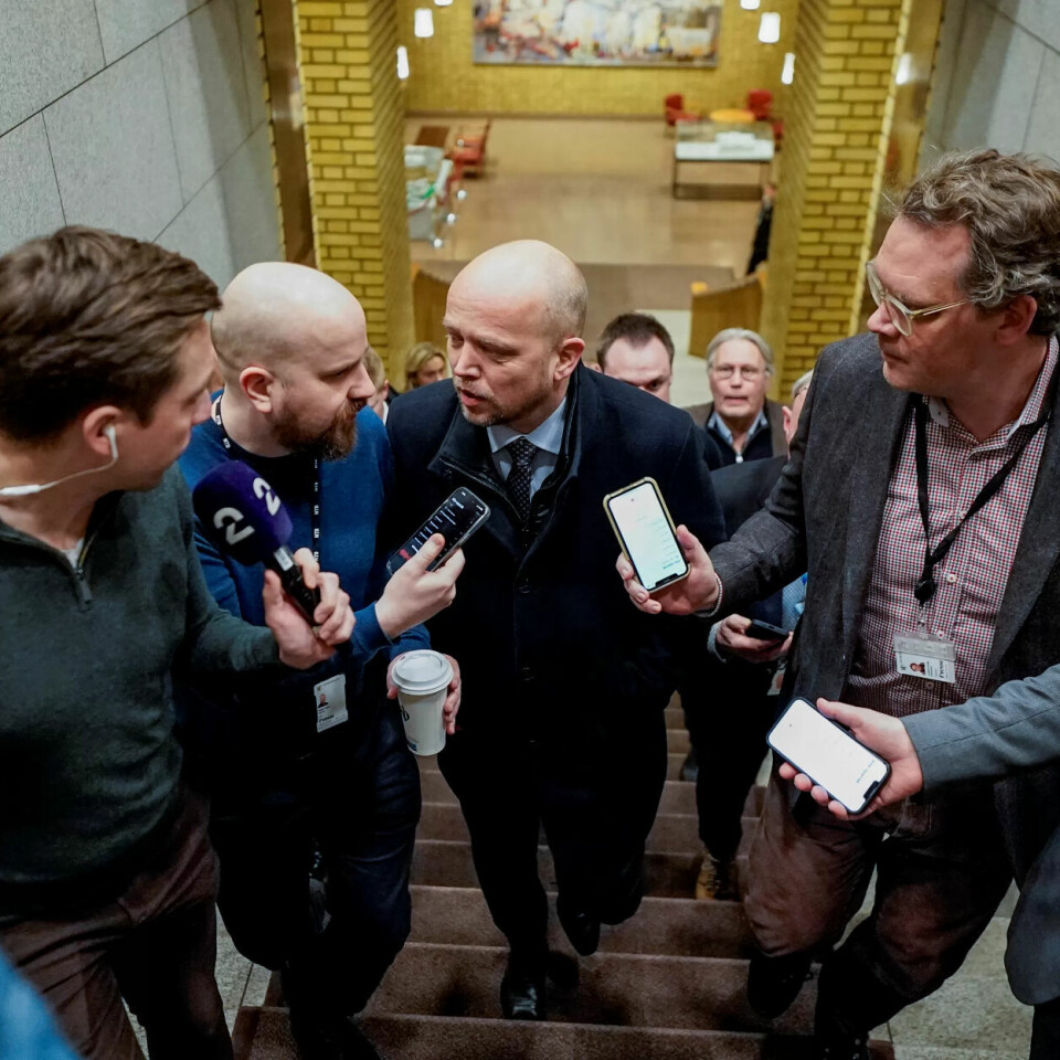 BEKREFTER: Finansminister Trygve Slagsvold Vedum (Sp) på vei inn til et gruppemøte på Stortinget. Senterpartiet har nå trukket seg fra regjeringen. BEKREFTER: Finansminister Trygve Slagsvold Vedum (Sp) på vei inn til et gruppemøte på Stortinget. Senterpartiet har nå trukket seg fra regjeringen.