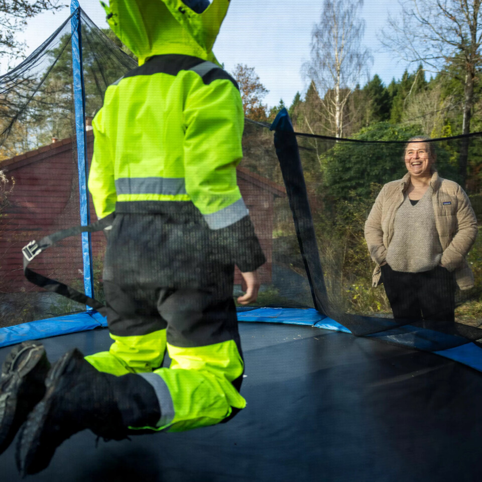 VIKTIG: – Privatlivet til utviklingshemmede inkluderer andre, det er så lite de får til selv. Så da blir omgivelsene vitne til og deltakere i deres mest private, og slik sett blir det viktig å vise fram, mener forfatteren Olaug Nilssen. VIKTIG: – Privatlivet til utviklingshemmede inkluderer andre, det er så lite de får til selv. Så da blir omgivelsene vitne til og deltakere i deres mest private, og slik sett blir det viktig å vise fram, mener forfatteren Olaug Nilssen.