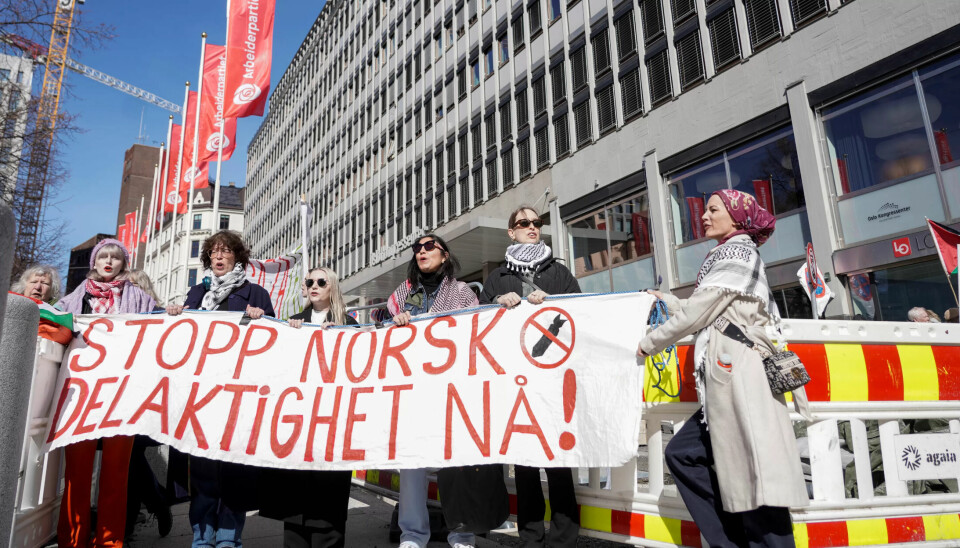 DEMONSTRASJONER: Aktivistene blokkerer inngangen til Arbeiderpartiets landsstyremøte. DEMONSTRASJONER: Aktivistene blokkerer inngangen til Arbeiderpartiets landsstyremøte.