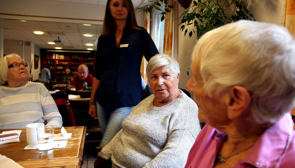 PÅ CAFE: Karin Hasle, daglig leder Nina Martinussen, pensjonert hjelpepleier og fagforbundsmedlem Vesla Pedersen og Elfi Hansen. Pensjonistene fra Bjølesn og Sagene er på caefeen hver eneste dag, bortsett fra lørdag. da er cafeen stengt. PÅ CAFE: Karin Hasle, daglig leder Nina Martinussen, pensjonert hjelpepleier og fagforbundsmedlem Vesla Pedersen og Elfi Hansen. Pensjonistene fra Bjølesn og Sagene er på caefeen hver eneste dag, bortsett fra lørdag. da er cafeen stengt.