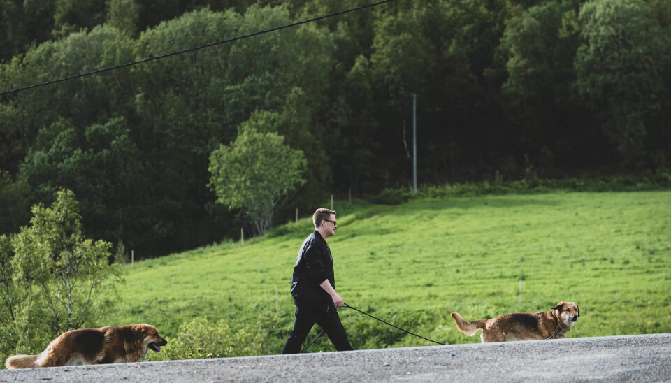 Hun har tatt på leppestift og maskara for første gang i sitt liv. I kveld skal hun en siste tur på byen som Mariel.