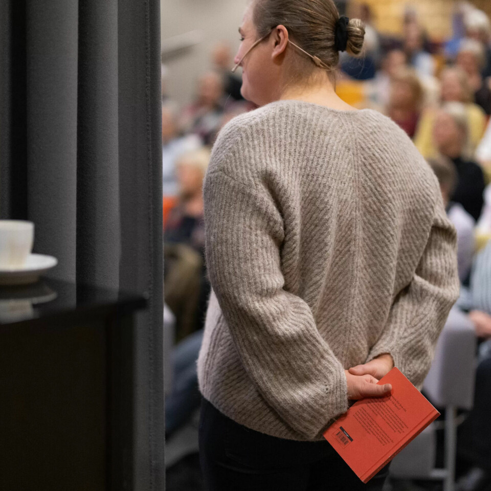 OPPLESNING: Olaug Nilssen skal lese til salen i biblioteket fra «Uønska åtferd», tredje bok om livet med et barn med sterk utviklingshemming. Tidligere har hun utgitt «Tung tids tale» (2017) og «Yt etter evne, få etter behov» (2020) om tematikken. OPPLESNING: Olaug Nilssen skal lese til salen i biblioteket fra «Uønska åtferd», tredje bok om livet med et barn med sterk utviklingshemming. Tidligere har hun utgitt «Tung tids tale» (2017) og «Yt etter evne, få etter behov» (2020) om tematikken.