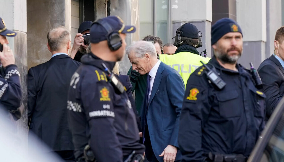 OSLO: Statsminister Jonas Gahr Støre føres inn bakveien. OSLO: Statsminister Jonas Gahr Støre føres inn bakveien.