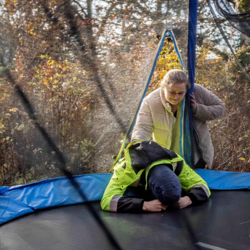 MOR OG SØNN: Forfatter Olaug Nilssen, aktuell med romanen «Uønska åtferd», har mye å hente fram om ulike sider av livet til og med mennesker med sterke utviklingshemminger. Her tar sønnen Daniel (16) seg en hvil fra hoppingen på trampolinen. MOR OG SØNN: Forfatter Olaug Nilssen, aktuell med romanen «Uønska åtferd», har mye å hente fram om ulike sider av livet til og med mennesker med sterke utviklingshemminger. Her tar sønnen Daniel (16) seg en hvil fra hoppingen på trampolinen.