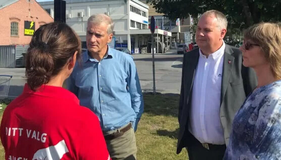 AP-leder Jonas Gahr Støre og Aps ordførerkandidat i Kongsberg, Ingar Storholt, i prat med bobilteamet til Fagforbundet Buskerud og hjelpepleier Olga Marie Røed. AP-leder Jonas Gahr Støre og Aps ordførerkandidat i Kongsberg, Ingar Storholt, i prat med bobilteamet til Fagforbundet Buskerud og hjelpepleier Olga Marie Røed.