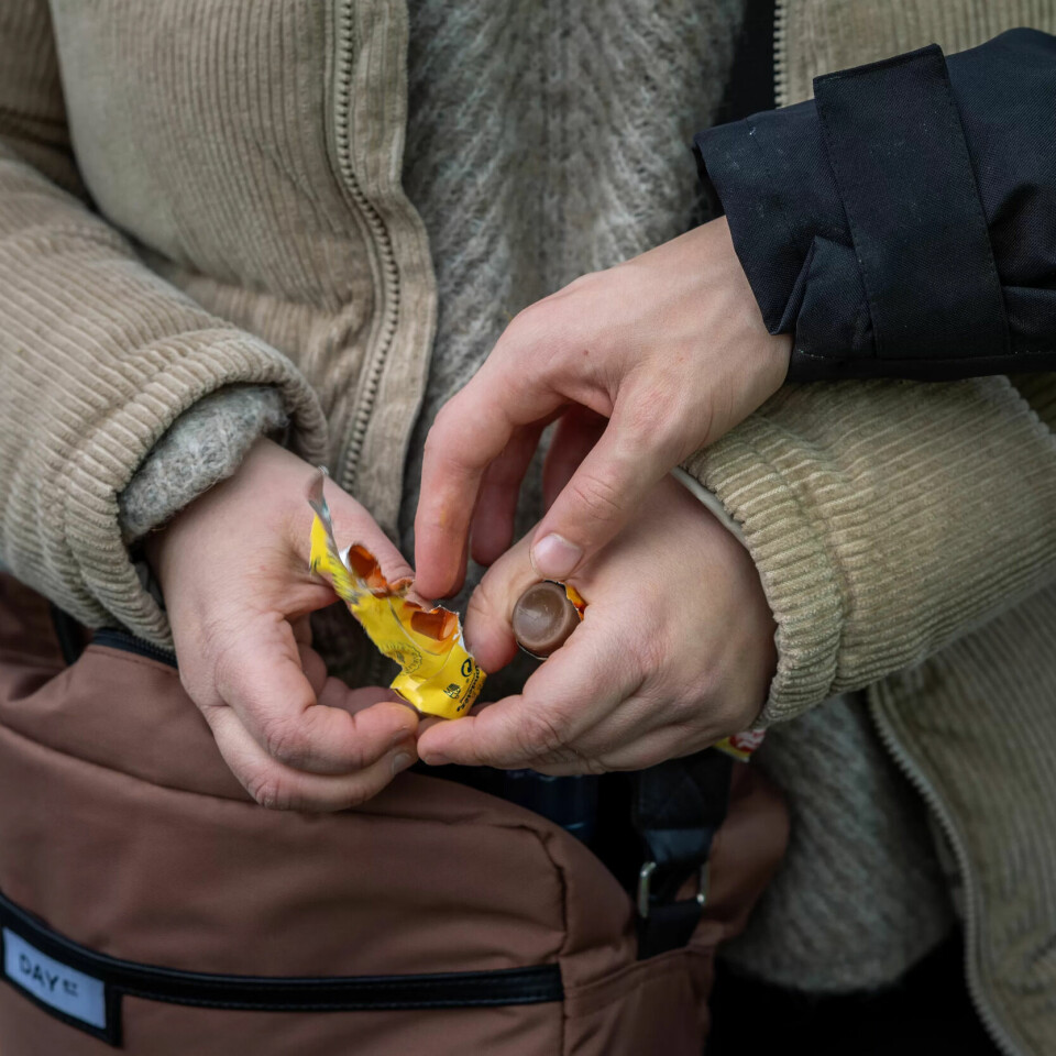 Tvang og krav: Det har gått seg veldig bra til, sier Olaug Nilssen om livet sønnen har i bofellesskapet han flyttet til som 14-åring. Her får han sjokolade funnet i morens veske. Tvang og krav: Det har gått seg veldig bra til, sier Olaug Nilssen om livet sønnen har i bofellesskapet han flyttet til som 14-åring. Her får han sjokolade funnet i morens veske.