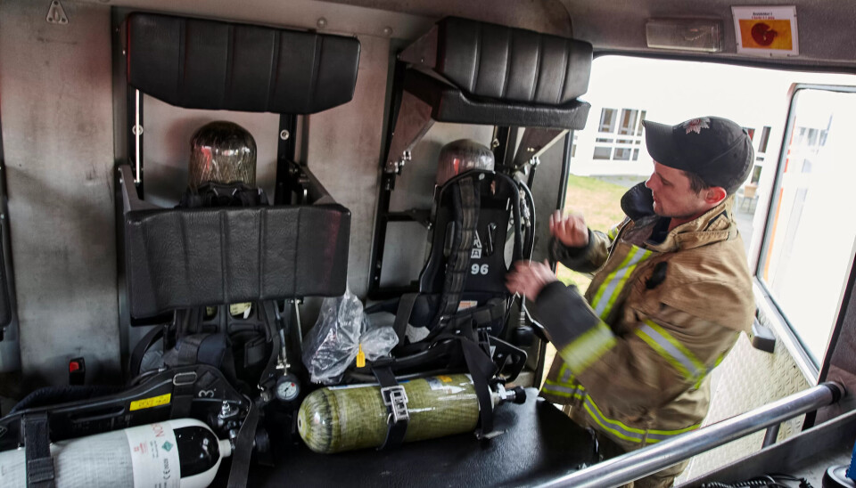 MOT RØYKEN: Brannkonstablane fekk inn alt frå brukte og fungerande brannbilar til røykdykkarutstyr. Solberg fortel at noko av utstyret trengde litt fiksing og at alt fungerer veldig godt etter ein dugnad. MOT RØYKEN: Brannkonstablane fekk inn alt frå brukte og fungerande brannbilar til røykdykkarutstyr. Solberg fortel at noko av utstyret trengde litt fiksing og at alt fungerer veldig godt etter ein dugnad.