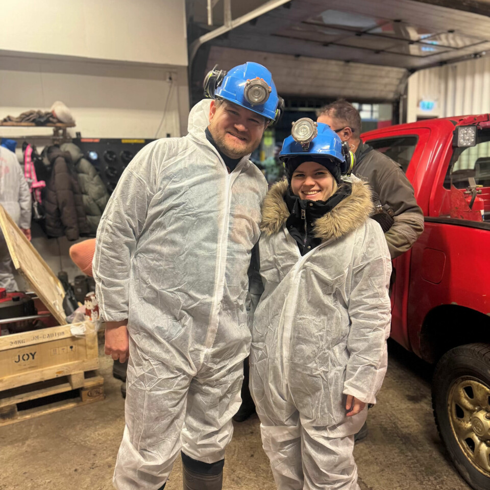 INNBLIKK: Alexander Liane og Jeanette Lea Romslo på vei ned i Gruve 7 i Adventdalen, noen kilometer utenfor Longyearbyen. – Vi fikk et lite innblikk i deres arbeidshverdag, sier Romslo om besøket på arbeidsplassen som snart stenger for godt. INNBLIKK: Alexander Liane og Jeanette Lea Romslo på vei ned i Gruve 7 i Adventdalen, noen kilometer utenfor Longyearbyen. – Vi fikk et lite innblikk i deres arbeidshverdag, sier Romslo om besøket på arbeidsplassen som snart stenger for godt.