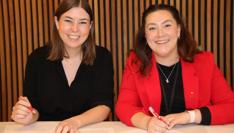 SVART PÅ HVITT: Astrid Willa Eide Hoem og Victoria De Oliveira undertegnet mandag en samarbeidsavtale. Nå skal de jobbe sammen for bedre tannhelse, boligpolitikk, hele stillinger, klima og miljø.. SVART PÅ HVITT: Astrid Willa Eide Hoem og Victoria De Oliveira undertegnet mandag en samarbeidsavtale. Nå skal de jobbe sammen for bedre tannhelse, boligpolitikk, hele stillinger, klima og miljø..