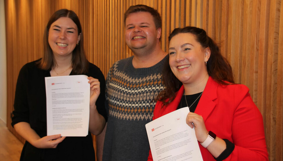 AVTALE I BOKS: Astrid Willa Eide Hoem, leder i AUF, Victoria De Olivera, leder Fagforbundet ung og Reidar Fugle Nordhaug, sentralstyremedlem i AUF med ansvar for fagligpolitisk samarbeid AVTALE I BOKS: Astrid Willa Eide Hoem, leder i AUF, Victoria De Olivera, leder Fagforbundet ung og Reidar Fugle Nordhaug, sentralstyremedlem i AUF med ansvar for fagligpolitisk samarbeid