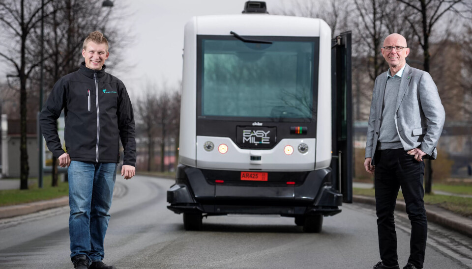ENDA EN TEST: I dag skal den selvkjørende bussen som til daglig testes i Stavanger-distriktet, på tur i Drammen. Med ny lov fra 1. januar, kunne den ha kjørt alene. Jonny Haugen fra Applied Autonomy, holder likefullt tilsyn. Her med næringssjef Ingar Vaskinn. ENDA EN TEST: I dag skal den selvkjørende bussen som til daglig testes i Stavanger-distriktet, på tur i Drammen. Med ny lov fra 1. januar, kunne den ha kjørt alene. Jonny Haugen fra Applied Autonomy, holder likefullt tilsyn. Her med næringssjef Ingar Vaskinn.