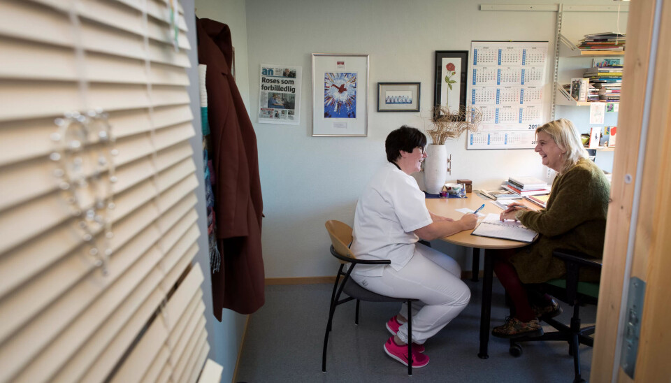 INVOLVERING: – Vi jobber med miljø og holdninger så vi skal ha lyst til å gå på jobb selv om kroppen krangler litt, sier leder Elsa Kommerdahl (t.h.) og tillitsvalgt Marit Fredriksen. INVOLVERING: – Vi jobber med miljø og holdninger så vi skal ha lyst til å gå på jobb selv om kroppen krangler litt, sier leder Elsa Kommerdahl (t.h.) og tillitsvalgt Marit Fredriksen.