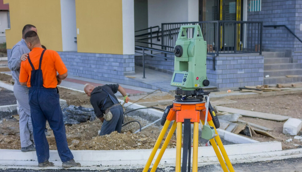 OFFENTLIG OG SIKKERT: Samarbeidspartiene på Stortinget, Høyre, KrF, Venstre og Frp, vil la private firmaer gjøre jobben med landoppmåling. I dag er det kommunene som utfører tjenesten. OFFENTLIG OG SIKKERT: Samarbeidspartiene på Stortinget, Høyre, KrF, Venstre og Frp, vil la private firmaer gjøre jobben med landoppmåling. I dag er det kommunene som utfører tjenesten.