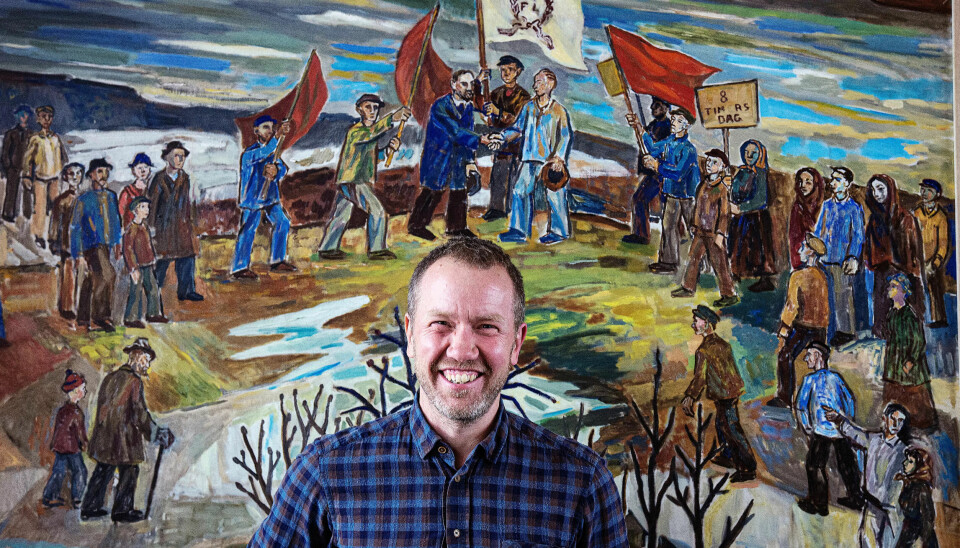 DYPERE ERKJENNELSE: Jonas Bals har lært mye om arbeidsfolks historiske kamp under arbeidet med sin streikebok. DYPERE ERKJENNELSE: Jonas Bals har lært mye om arbeidsfolks historiske kamp under arbeidet med sin streikebok.