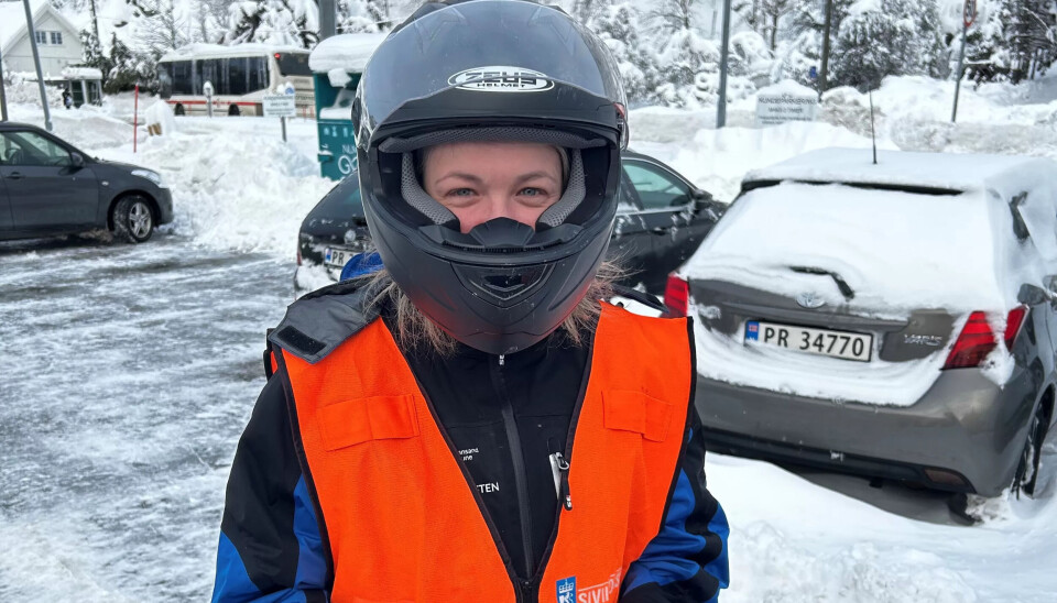 MED HJELM I HJEMMETJENESTEN: Andrea Harbak måtte bli kjørt i ATV, eller beltebil av Sivilforsvaret , da hun skulle på jobb denne uka. MED HJELM I HJEMMETJENESTEN: Andrea Harbak måtte bli kjørt i ATV, eller beltebil av Sivilforsvaret , da hun skulle på jobb denne uka.