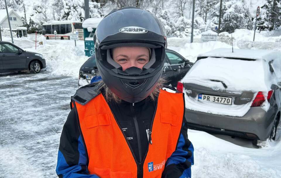 MED HJELM I HJEMMETJENESTEN: Andrea Harbak måtte bli kjørt i ATV, eller beltebil av Sivilforsvaret , da hun skulle på jobb denne uka. MED HJELM I HJEMMETJENESTEN: Andrea Harbak måtte bli kjørt i ATV, eller beltebil av Sivilforsvaret , da hun skulle på jobb denne uka.