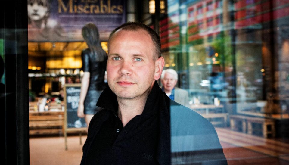 MØRKT: SVs valgkampleder Kristian Fjellanger var 37 år da han ble foreldreløs. Boka «Sorg» skrev han først og fremst for menn, som han mener bør bli flinkere til å snakke om vonde følelser. MØRKT: SVs valgkampleder Kristian Fjellanger var 37 år da han ble foreldreløs. Boka «Sorg» skrev han først og fremst for menn, som han mener bør bli flinkere til å snakke om vonde følelser.