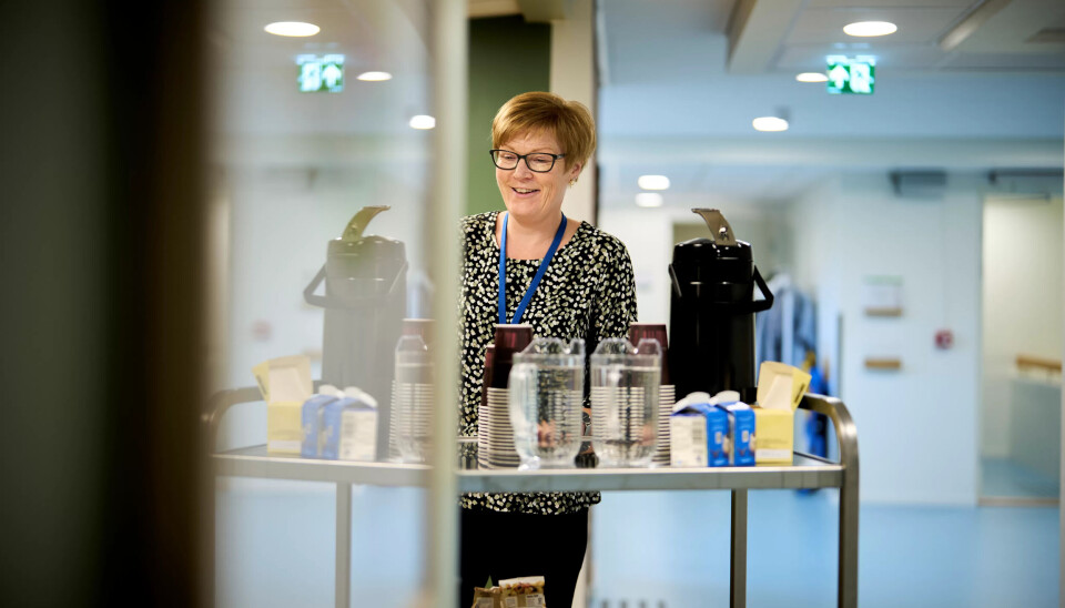 Ergoterapeut Ann- Elin Johansen sørger for kaffe og snacks til deltakerne på pårørendeskolen. Sammen med vernepleier Bodil Pedersen skal hun innlede om kommunikasjon og samhandling. Ergoterapeut Ann- Elin Johansen sørger for kaffe og snacks til deltakerne på pårørendeskolen. Sammen med vernepleier Bodil Pedersen skal hun innlede om kommunikasjon og samhandling.