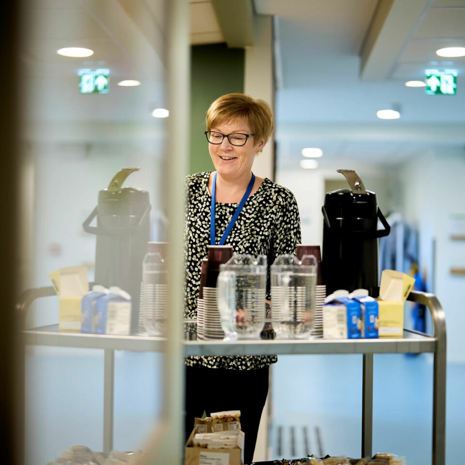 Ergoterapeut Ann- Elin Johansen sørger for kaffe og snacks til deltakerne på pårørendeskolen. Sammen med vernepleier Bodil Pedersen skal hun innlede om kommunikasjon og samhandling. Ergoterapeut Ann- Elin Johansen sørger for kaffe og snacks til deltakerne på pårørendeskolen. Sammen med vernepleier Bodil Pedersen skal hun innlede om kommunikasjon og samhandling.