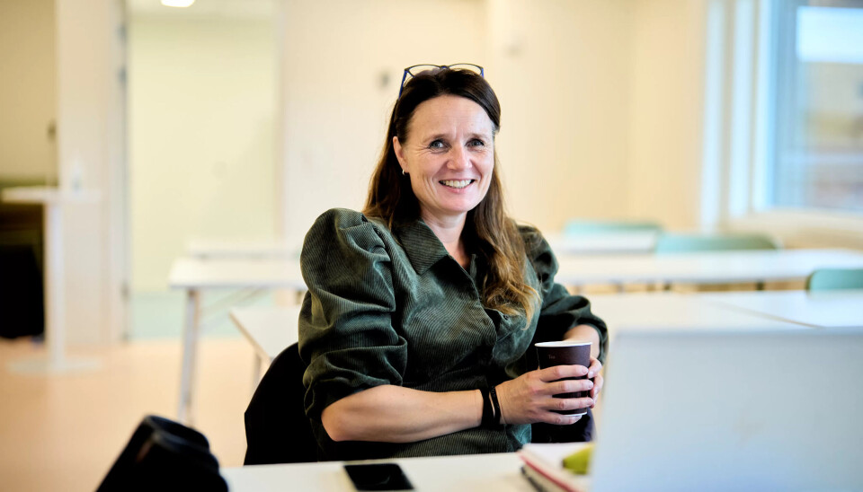 Vernepleier Lill-Kristin Bjørnstad har jobbet mest i tjenester til personer med utviklingshemming, og har lang erfaring i samarbeid med pårørende, men ser fram til å lære mer om demens. Hun er enhetsleder på et helse- og omsorgssenter, og skal være gruppeleder på pårørendeskolen for første gang. Vernepleier Lill-Kristin Bjørnstad har jobbet mest i tjenester til personer med utviklingshemming, og har lang erfaring i samarbeid med pårørende, men ser fram til å lære mer om demens. Hun er enhetsleder på et helse- og omsorgssenter, og skal være gruppeleder på pårørendeskolen for første gang.