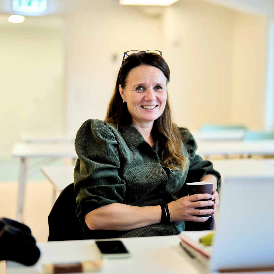 Vernepleier Lill-Kristin Bjørnstad har jobbet mest i tjenester til personer med utviklingshemming, og har lang erfaring i samarbeid med pårørende, men ser fram til å lære mer om demens. Hun er enhetsleder på et helse- og omsorgssenter, og skal være gruppeleder på pårørendeskolen for første gang. Vernepleier Lill-Kristin Bjørnstad har jobbet mest i tjenester til personer med utviklingshemming, og har lang erfaring i samarbeid med pårørende, men ser fram til å lære mer om demens. Hun er enhetsleder på et helse- og omsorgssenter, og skal være gruppeleder på pårørendeskolen for første gang.