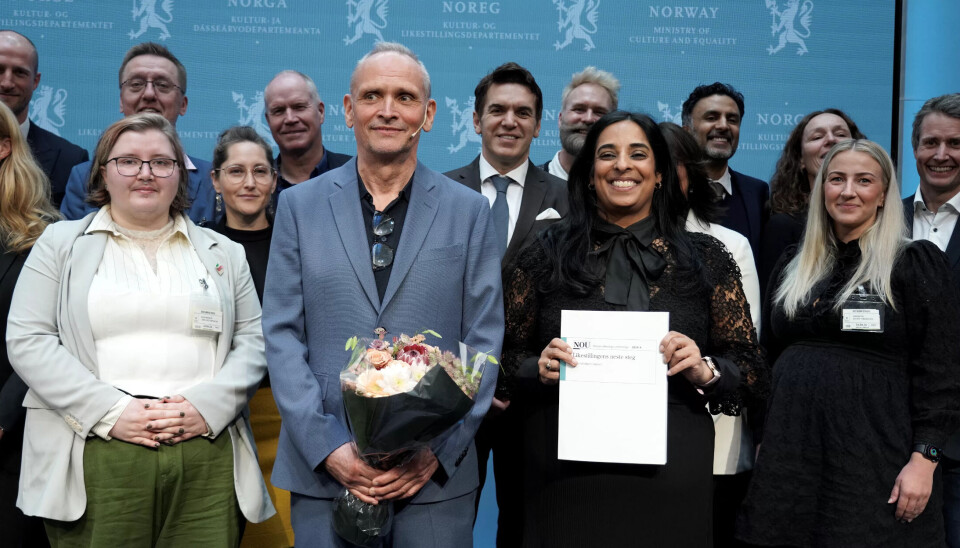 OSLO: Utvalgsleder Claus Jervell (blå dress) og kultur- og likestillingsminister Lubna Jaffery (Ap) med de øvrige medlemmene av Mannsutvalget onsdag. OSLO: Utvalgsleder Claus Jervell (blå dress) og kultur- og likestillingsminister Lubna Jaffery (Ap) med de øvrige medlemmene av Mannsutvalget onsdag.