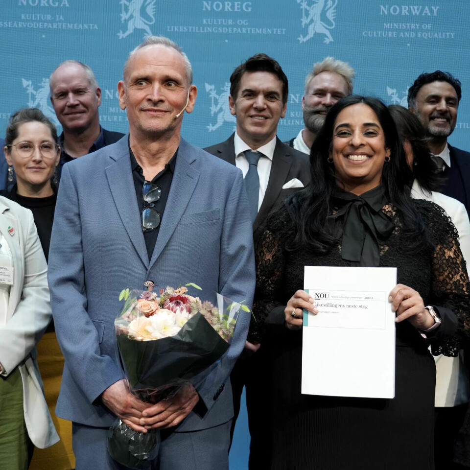 OSLO: Utvalgsleder Claus Jervell (blå dress) og kultur- og likestillingsminister Lubna Jaffery (Ap) med de øvrige medlemmene av Mannsutvalget onsdag. OSLO: Utvalgsleder Claus Jervell (blå dress) og kultur- og likestillingsminister Lubna Jaffery (Ap) med de øvrige medlemmene av Mannsutvalget onsdag.