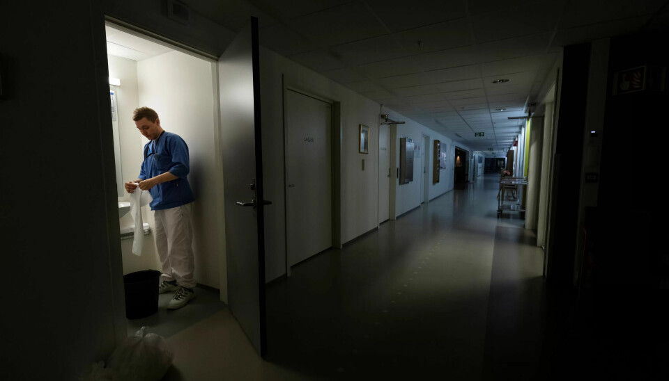 SMÅBARNEFAR: – Fordi jeg arbeider natt, har jeg mange fridager. Da blir det lange frokoster sammen med de to jentene våre før jeg følger dem til barnehagen, sier Stian Torset. SMÅBARNEFAR: – Fordi jeg arbeider natt, har jeg mange fridager. Da blir det lange frokoster sammen med de to jentene våre før jeg følger dem til barnehagen, sier Stian Torset.