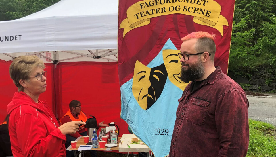 STØTTE: Denne uka kom representanter for Fagforbundet Teater og Scene på besøk på streikevakt. Her er Kari Daltveit i prat med Ola Erik Blæsterdalen. STØTTE: Denne uka kom representanter for Fagforbundet Teater og Scene på besøk på streikevakt. Her er Kari Daltveit i prat med Ola Erik Blæsterdalen.