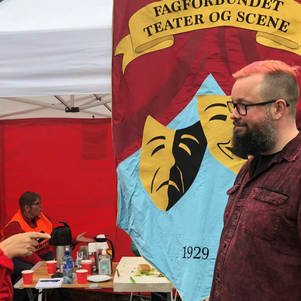 STØTTE: Denne uka kom representanter for Fagforbundet Teater og Scene på besøk på streikevakt. Her er Kari Daltveit i prat med Ola Erik Blæsterdalen. STØTTE: Denne uka kom representanter for Fagforbundet Teater og Scene på besøk på streikevakt. Her er Kari Daltveit i prat med Ola Erik Blæsterdalen.
