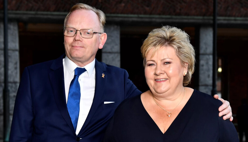 Sindre Finnes kjøpte og solgte aksjer mens hans kone Erna Solberg (H) var statsminister. Sindre Finnes kjøpte og solgte aksjer mens hans kone Erna Solberg (H) var statsminister.